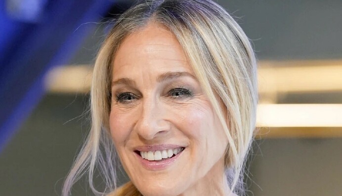 З чорними крилами: Сара Джессіка Паркер здивувала оригінальною сукнею у Нью-Йорку