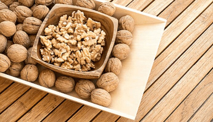 Окріп в допомогу: як миттєво почистити волоські горіхи від шкаралупи