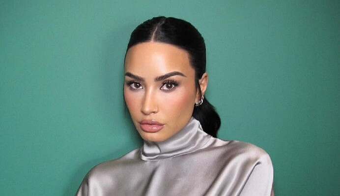 Деми Ловато появилась на модном событии в Париже без штанов