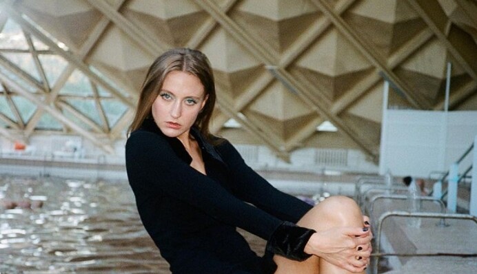 Ева Бушмина в пикантном образе облизала гитару и немного выгнулась