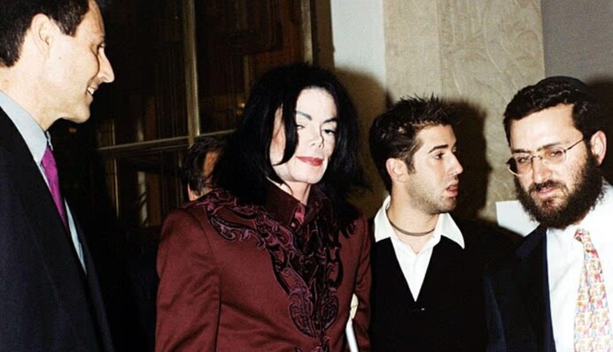 Майкл Джексон, за твердженнями п'ятьох дітей з однієї родини, знущався з них впродовж 25 років