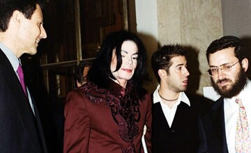 Майкл Джексон, за твердженнями п'ятьох дітей з однієї родини, знущався з них впродовж 25 років