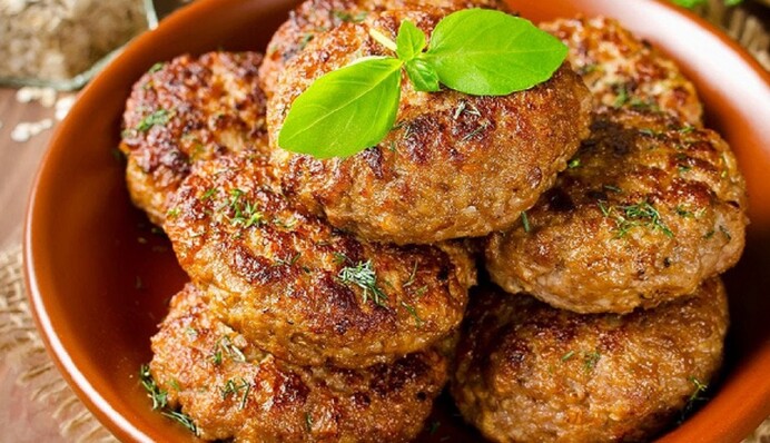 Соковиті котлети з фаршу: як їх правильно солити, щоб підкреслити смак