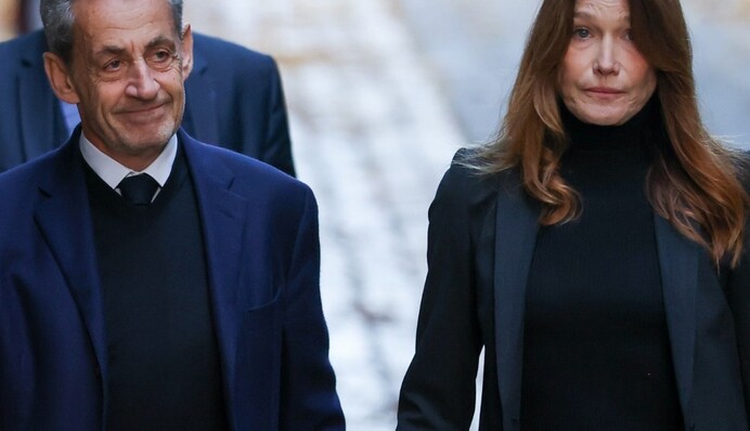 Бывшая первая леди Франции Карла Бруни в черном костюме проводила мужа в тюрьму