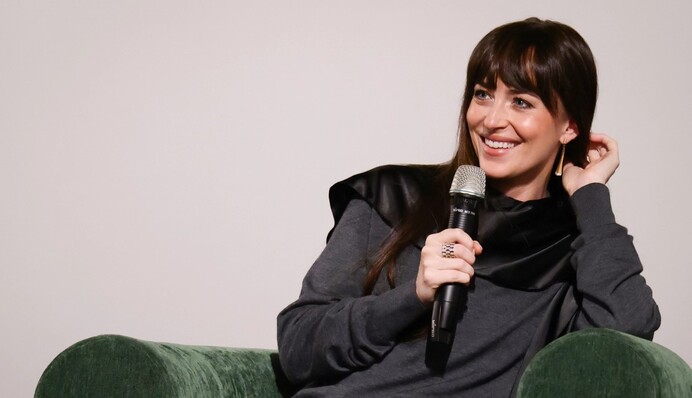 Дакота Джонсон дебютує як режисерка з фільмом, в якому зіграють Charli XCX та Джесіка Альба