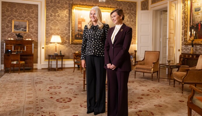 В трендовом костюме и с брошью 