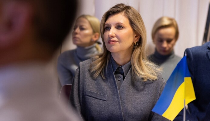 Елена Зеленская в стильном трикотажном костюме посетила молодежное пространство в Осло