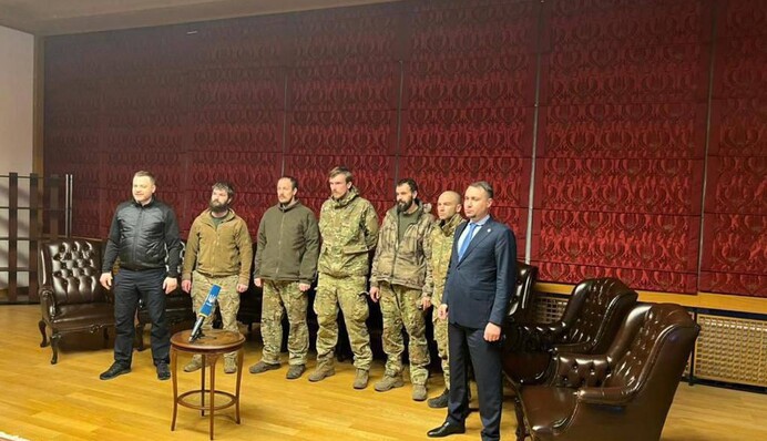 ​Герої вдома: Україна повернула з полону сотні захисників Маріуполя