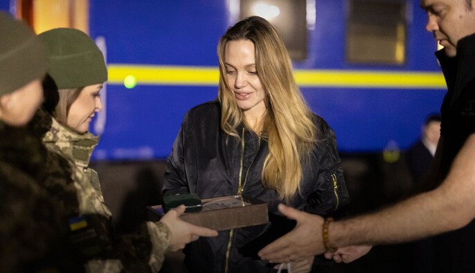 Украинские пограничники подарили Анджелине Джоли набор нацсимволики