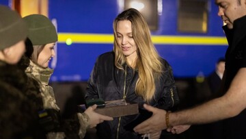 Украинские пограничники подарили Анджелине Джоли набор нацсимволики