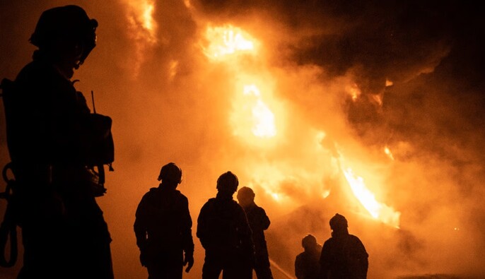 На Печерске в Киеве возникли пожары после вражеской атаки