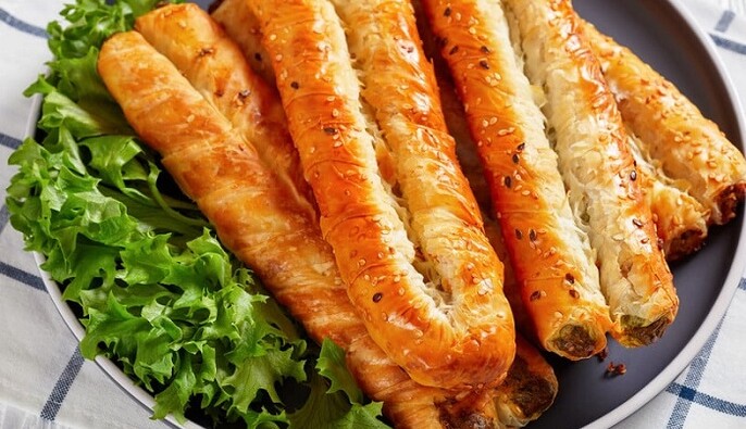 Немного фантазии и сыра: Владимир Ярославский предложил рецепт хрустящей выпечки с начинкой