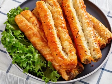 Немного фантазии и сыра: Владимир Ярославский предложил рецепт хрустящей выпечки с начинкой