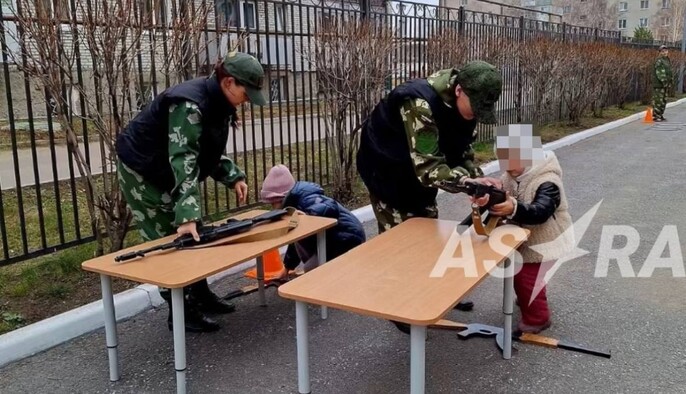 У російському дитсадку дітям показали, як користуватися автоматами