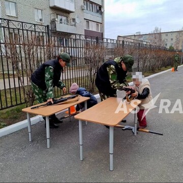 В РФ учат детей пользоваться автоматами