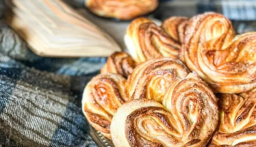 Мягкие и пышные: как быстро приготовить вкусные булочки