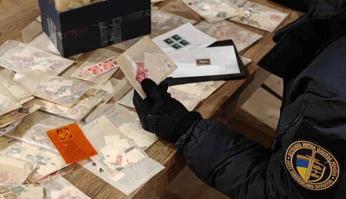 В Україну намагалися ввезти понад 14 тисяч марок із нацистською символікою