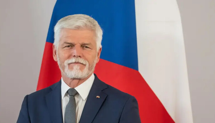 Президент Чехії виступив проти зняття українських прапорів з установ