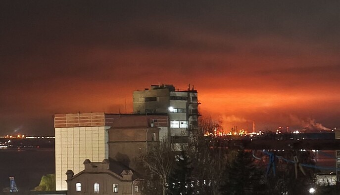 В Саратове после атаки дронов горит НПЗ