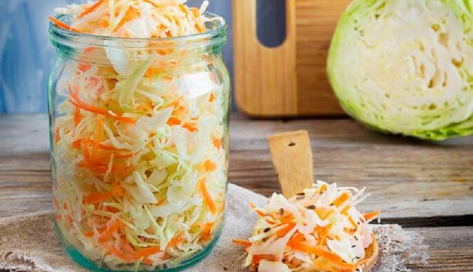 Она просто идеальная и хрустящая: как приготовить сочную квашеную капусту