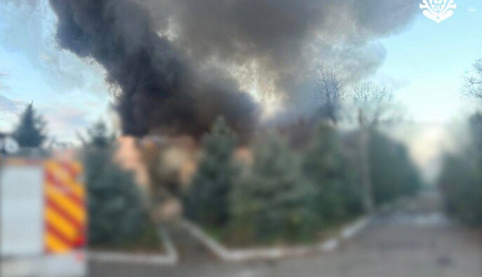 В результате удара беспилотника разрушена кровля ремонтного цеха железной дороги в Одесской области