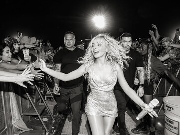 "Пригода в кролячій норі з ковтком еспресо": Сабріна Карпентер зіграє головну роль у мюзиклі за мотивами "Аліси в Країні Див"