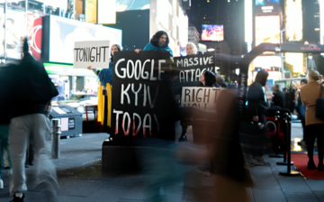 Проукраинские активисты вышли на Times Square во время атаки на Киев