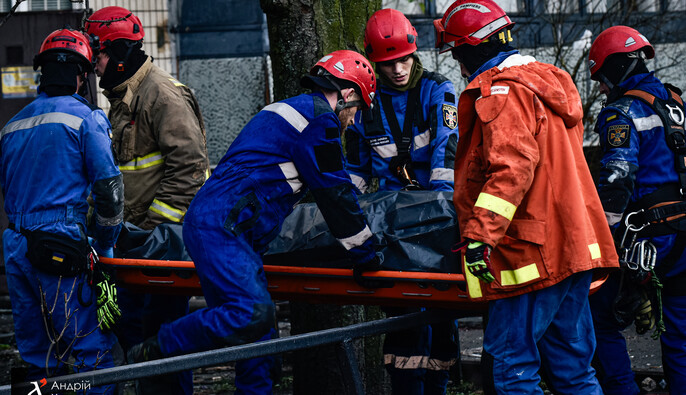 Рятувальники деблокували тіло ще одного з-під завалів – фото руйнувань в Деснянському районі 