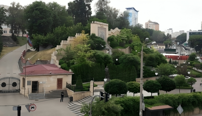 У Києві уламки "Іскандера" пошкодили посольство Азербайджану