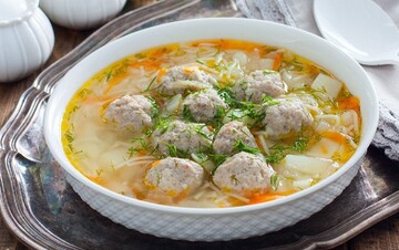 Секрет в фрикадельках: как приготовить сытный суп из простых продуктов