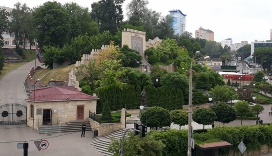 МЗС Азербайджану вручило послу РФ ноту протесту через пошкодження посольства в Києві