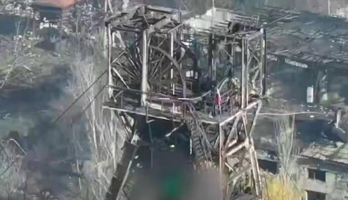 Украинские военные возобновили контроль над Мирноградом, сбив флаг окупантов дроном