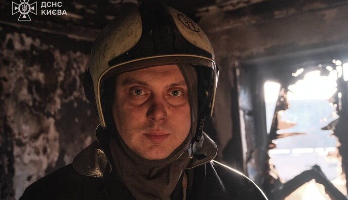У Києві рятувальник після нічного обстрілу РФ гасив пожежу у власній квартирі