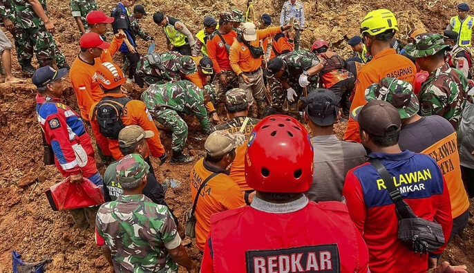 Оползень в Центральной Яве унес жизни 11 человек, еще 12 пропали без вести