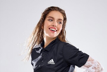 В кружевах и шортах: экс-жена Дмитрия Комарова показала, как нужно отбивать мяч на каблуках