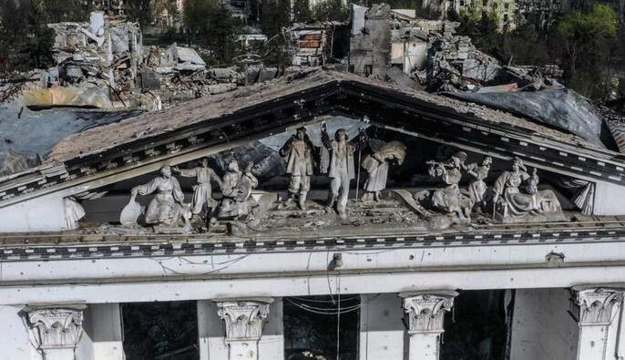 Российские оккупанты завершают работы внутри мариупольского драмтеатра