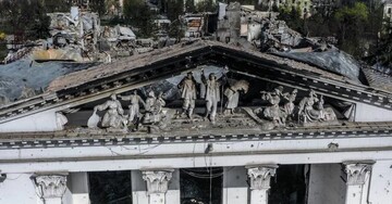 Російські окупанти завершують роботи всередині маріупольського драмтеатру 