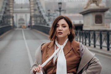 "Будапешт - мое": Оля Цибульская выгуляла элегантный осенний лук в Венгрии