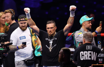 Усик отказался от титула WBO в супертяжелом весе