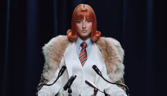 Обвинения против отца и отель в 18 лет: что известно о скандале вокруг певицы GRISANA