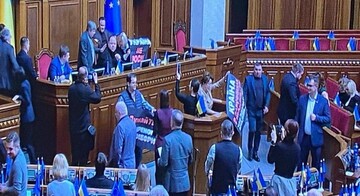 Партия "ЕС" требует отставки всего правительства: нардеп рассказал о блокировании трибуны Рады