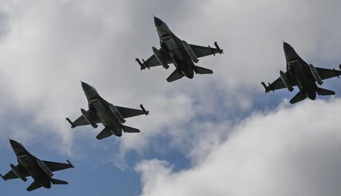 Уночі Румунія підіймала винищувачі через вторгнення дрона в її повітряний простір