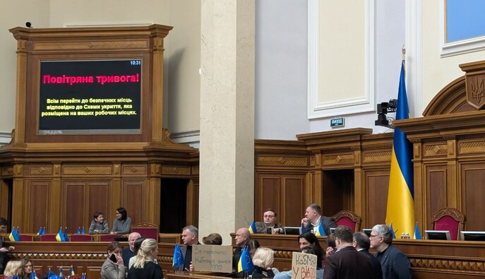 "Євросолідарність" вдруге блокувала трибуну в Раді