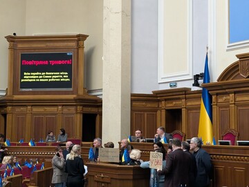 "Євросолідарність" вдруге блокувала трибуну в Раді
