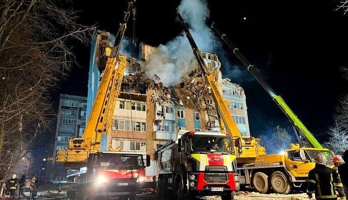 Рятувальники всю ніч працювали на місці удару РФ у Тернополі – триває пошук людей