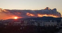 У Львові через пожежу перекрито вулицю та змінено рух тролейбусів — у міськраді розповіли деталі