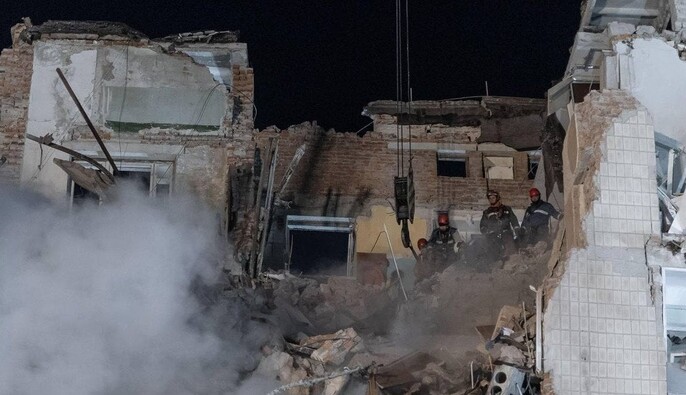 У Тернополі понад 200 рятувальників розбирають завали після російського удару: ДСНС повідомили про ситуацію