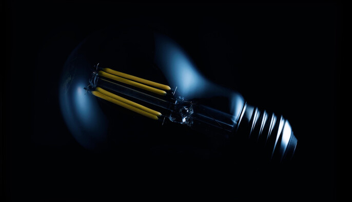 Години чи дні: на який час українцям відключатимуть світло цієї зими