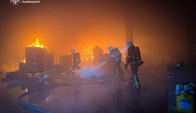 На Львовщине ликвидировали пожар на складе, возникший из-за вчерашнего удара РФ
