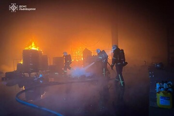 На Львівщині ліквідували пожежу на складі, яка виникла через вчорашній удар РФ